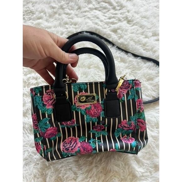 EUC Betsey Johnson black and white striped with pink roses pattern purse bag Y2K - Picture 3 of 7
